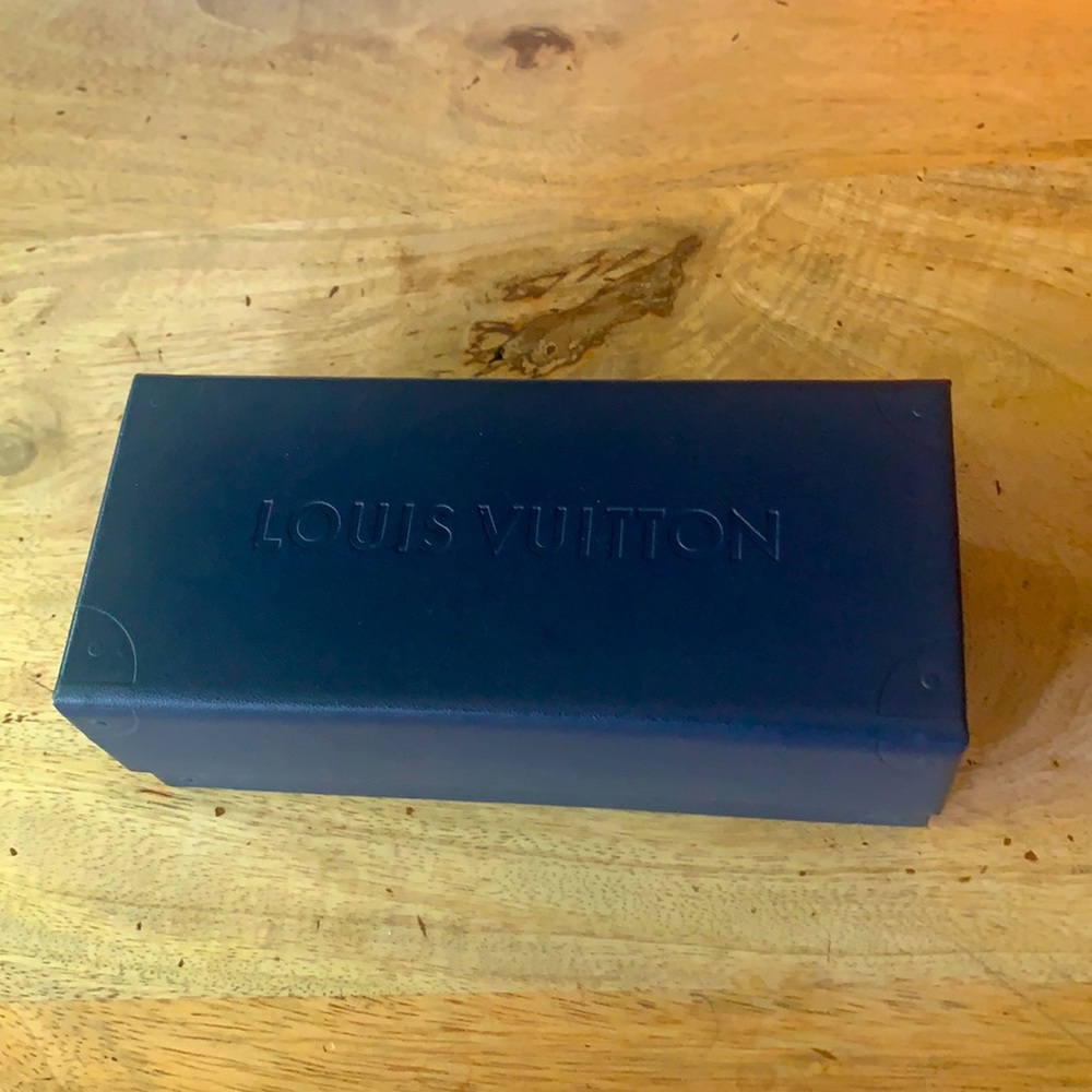 LOUIS VUITTON Exclusive Leather Sunglasses Case w/magnetic closure -